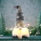 thumbnail image 4 of Adorno navideño de anciano sin rostro con sombrero de estrella iluminado | Muñeco colgante con patas para árbol y chimenea | Colores rojo, gris y verde, 4 of 5