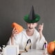thumbnail image 1 of Sombrero de Bruja de Halloween, Diseño de Magia Verde, Tela Suave y Cómoda, Artesanía Exquisita, Versátil para Fiestas, Cosplay y Fotografía, Apto para Adultos, Tamaño 38 X 38 X 33 Cm., 1 of 6