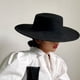 thumbnail image 4 of Sombrero de fieltro negro Minnieouse gorra Derby plana de ala ancha, 4 of 6