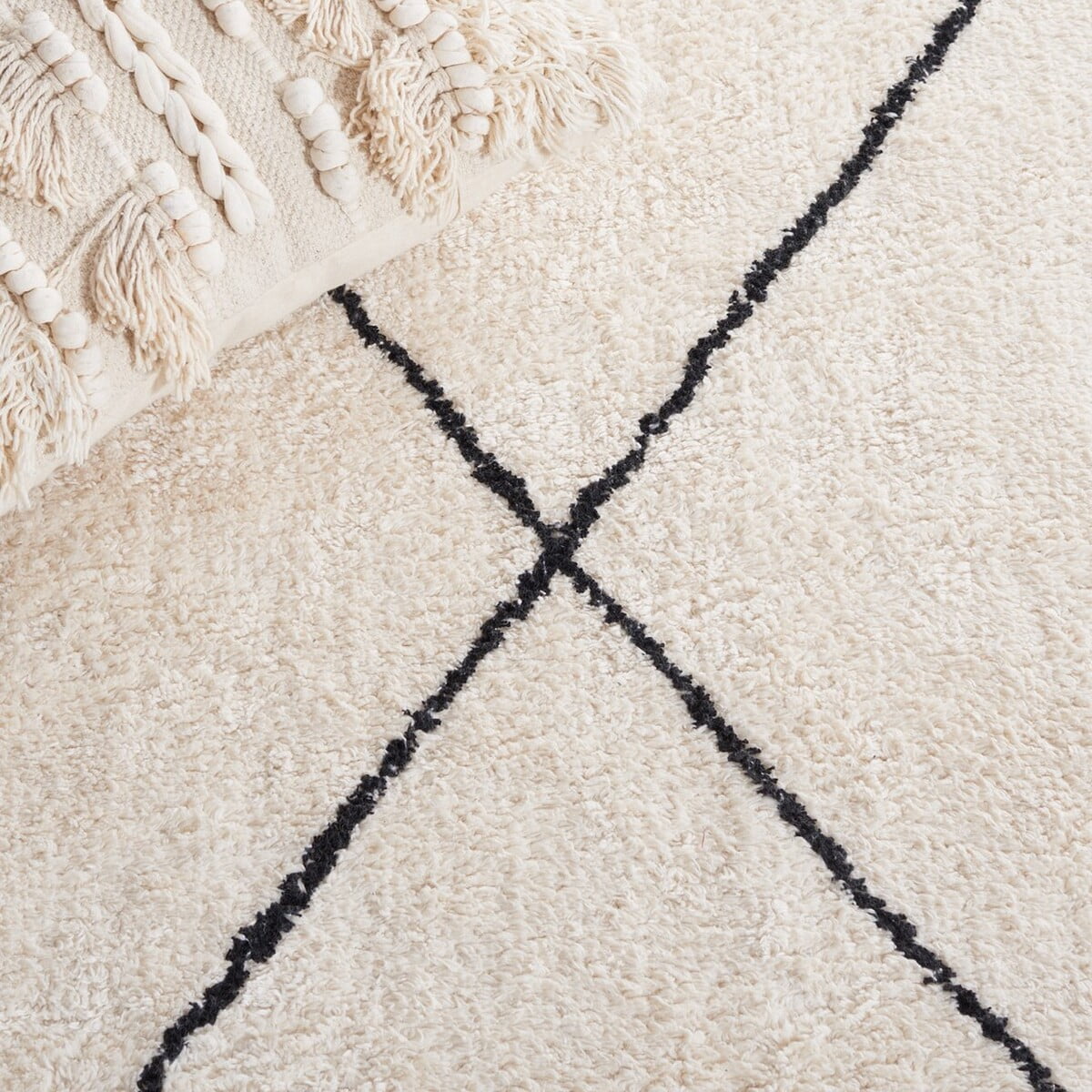 SAFAVIEH Easy Care Myrtle Cross Runner Rug, 2'3" x 9', Ivory/Black