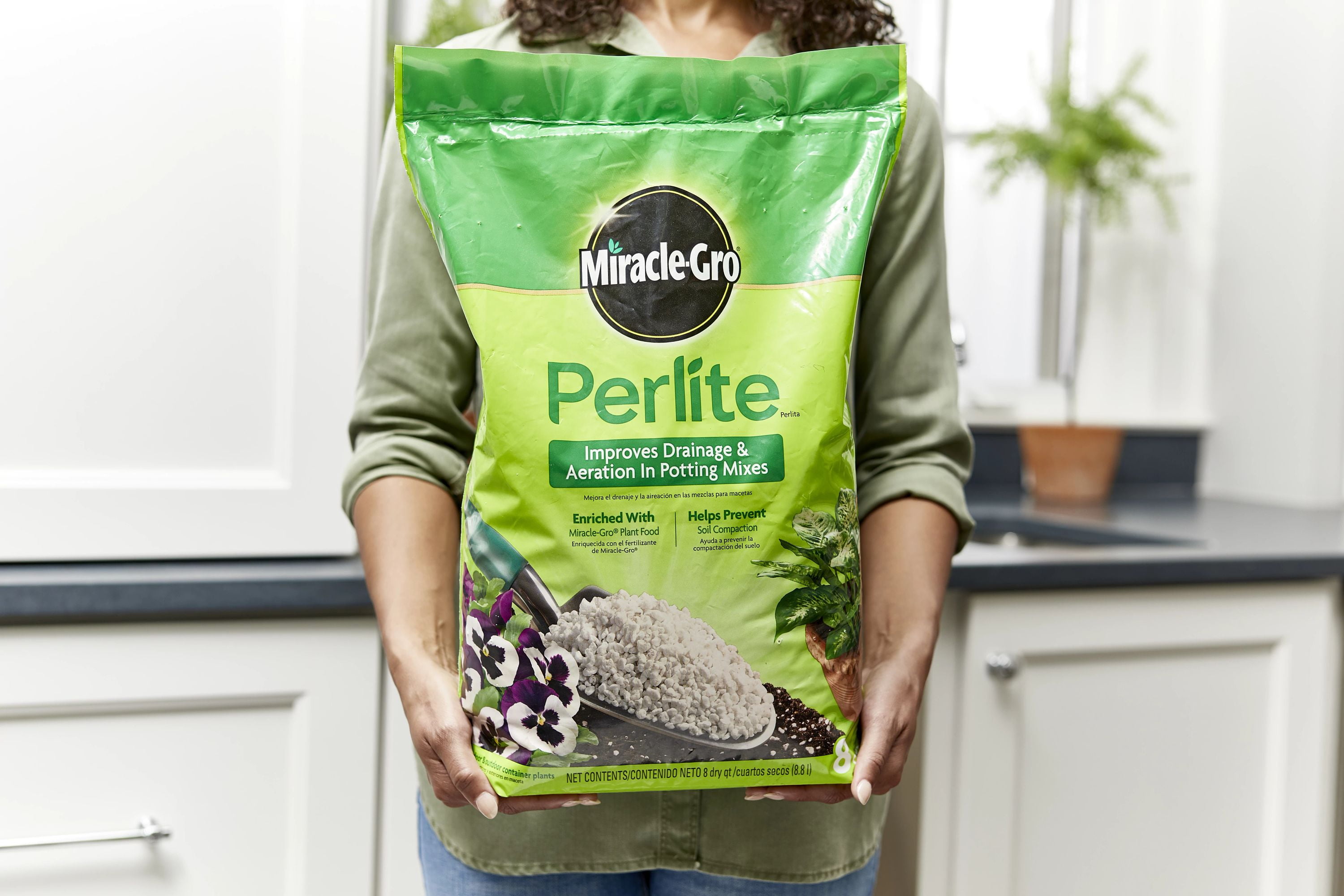 Miracle-Gro Perlite, 8 qt., Improves Drainage and Aeration in Potting Mixes