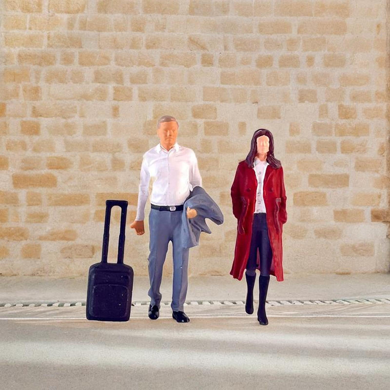 Rushawy 2x 1/64 Women and Men Figures Hand Painted Figurines with Suitcase Model S Gauge