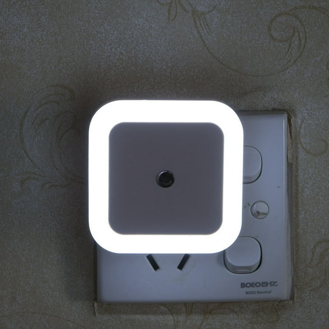 luz led luz de noche luz de noche de dormitorio luz de noche led control de luz inteligente lámpara de noche luz de pasillo para dormitorio 110v-220vblanco enchufe de ee. uu. anggrek otros Luz nocturna LED cuadrada blanca, vista frontal enchufada a tomacorriente de pared; borde iluminado con luz fría uniforme, carcasa ABS y sensor central visibles, especificada para uso interior en pasillo, dormitorio o cocina y compatible con 110–250V; a menudo se usa también como luz guía para escaleras.