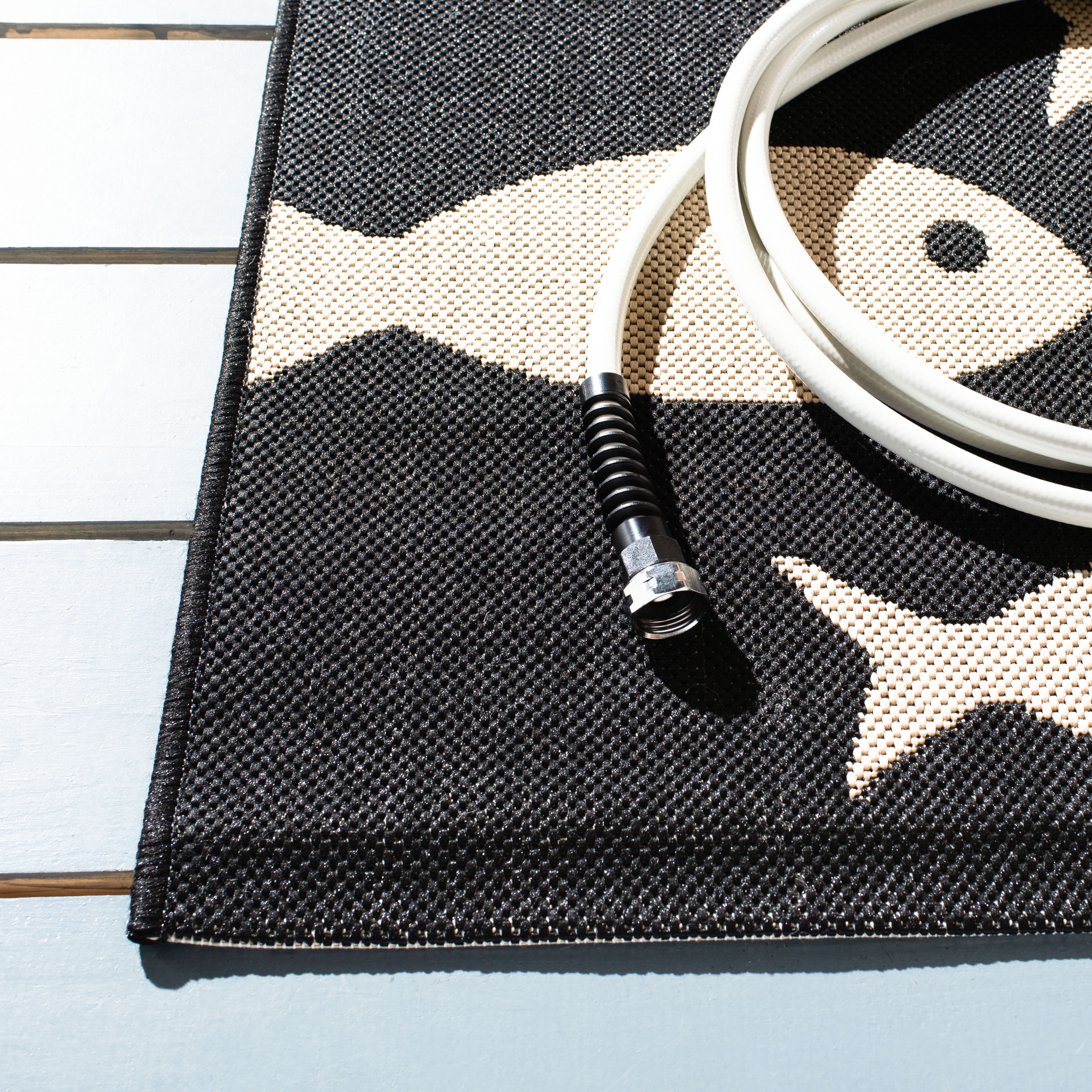 SAFAVIEH Courtyard Trena Fishes Indoor/Outdoor Area Rug, Black/Beige, 4' x 5'7"
