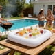 thumbnail image 4 of Bandeja inflable para servir bebidas y comida tipo buffet – Barra de hielo de PVC para fiestas en la piscina, picnics y eventos al aire libre – Soporte flotante a prueba de fugas para bebidas y alim, 4 of 6