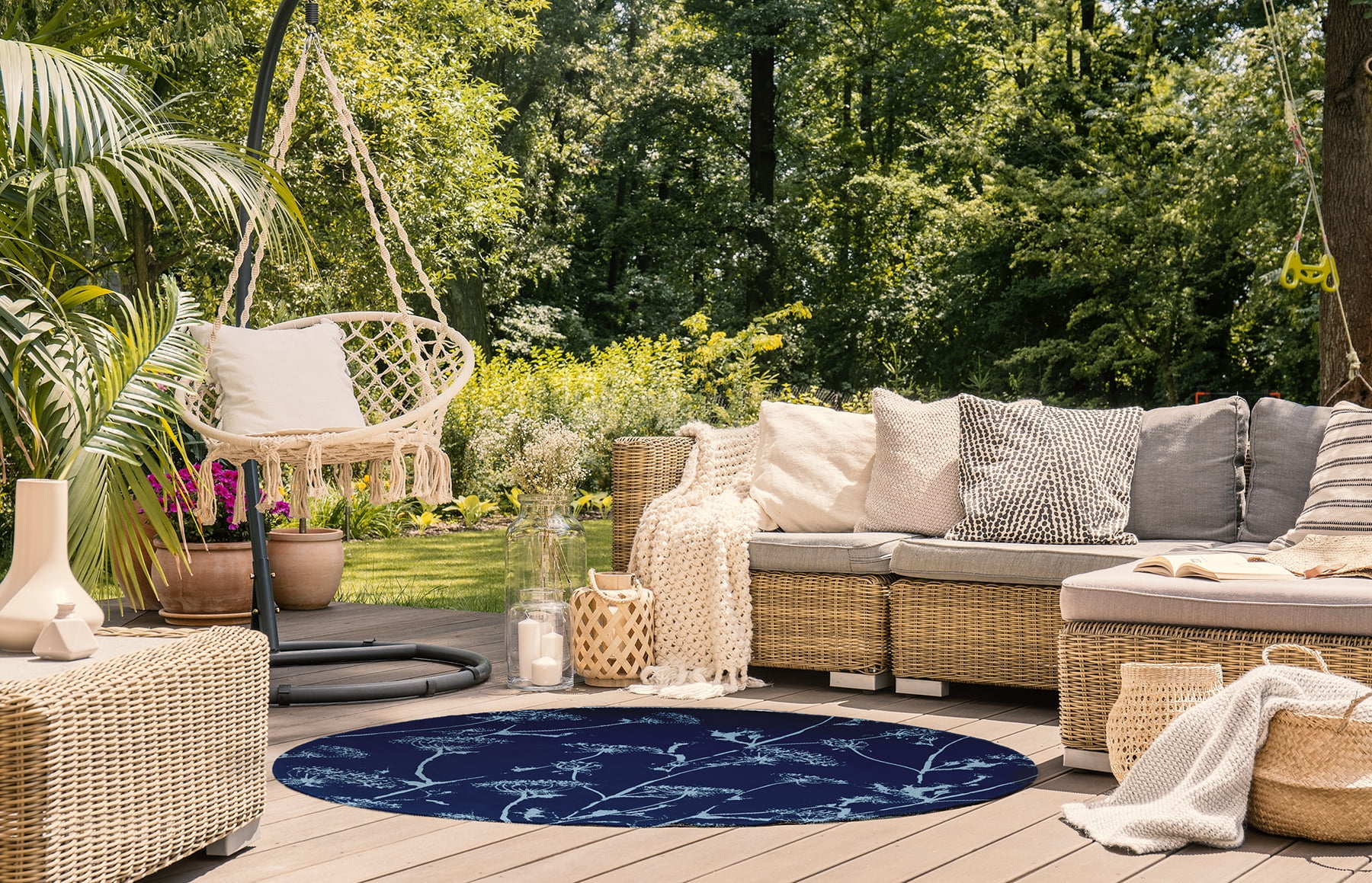 5' Round Simply Daisy Windy Blossom Modern & Contemporary Chenille Area Rug, Navy