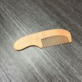 thumbnail image 1 of Peine plano curvo con forma de plátano y mango de madera de haya y melocotón, portátil, para barba y cabello de niños, 1 of 6