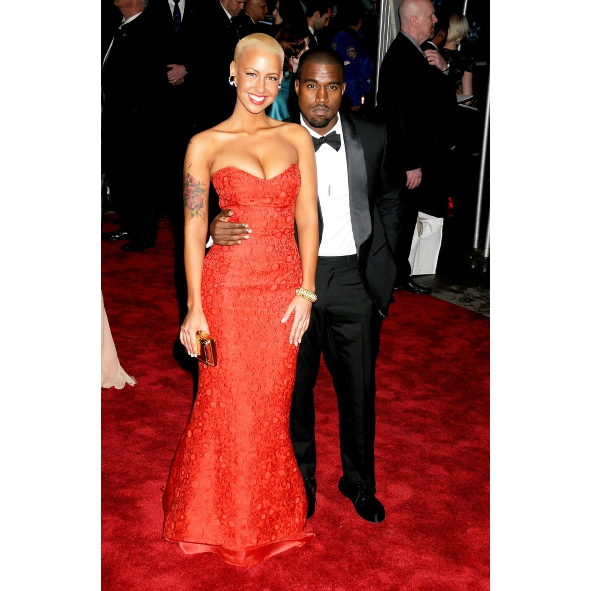 Amber Rose Portant une Robe Carolina Herrera Kanye West Portant un Smoking Louis Vuitton aux Arrivees pour le Modele comme Walmart