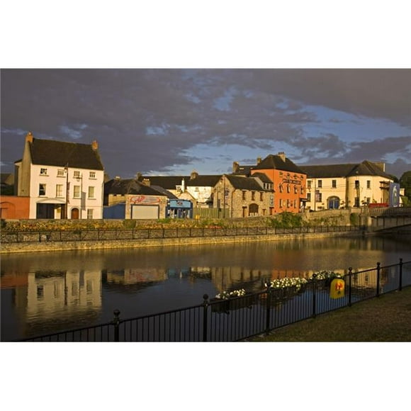 Posterazzi DPI1827231 Johns Quay & River Nore Kilkenny City County Kilkenny Ireland - Bâtiments de la Ville par Affiche Riverside Imprimé par Richard Cummins, 17 x 11