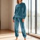 thumbnail image 1 of Conjunto de pijama de terciopelo grueso y cálido para mujer, con cuello redondo, estampado y pantalones de poliéster para invierno., 1 of 5