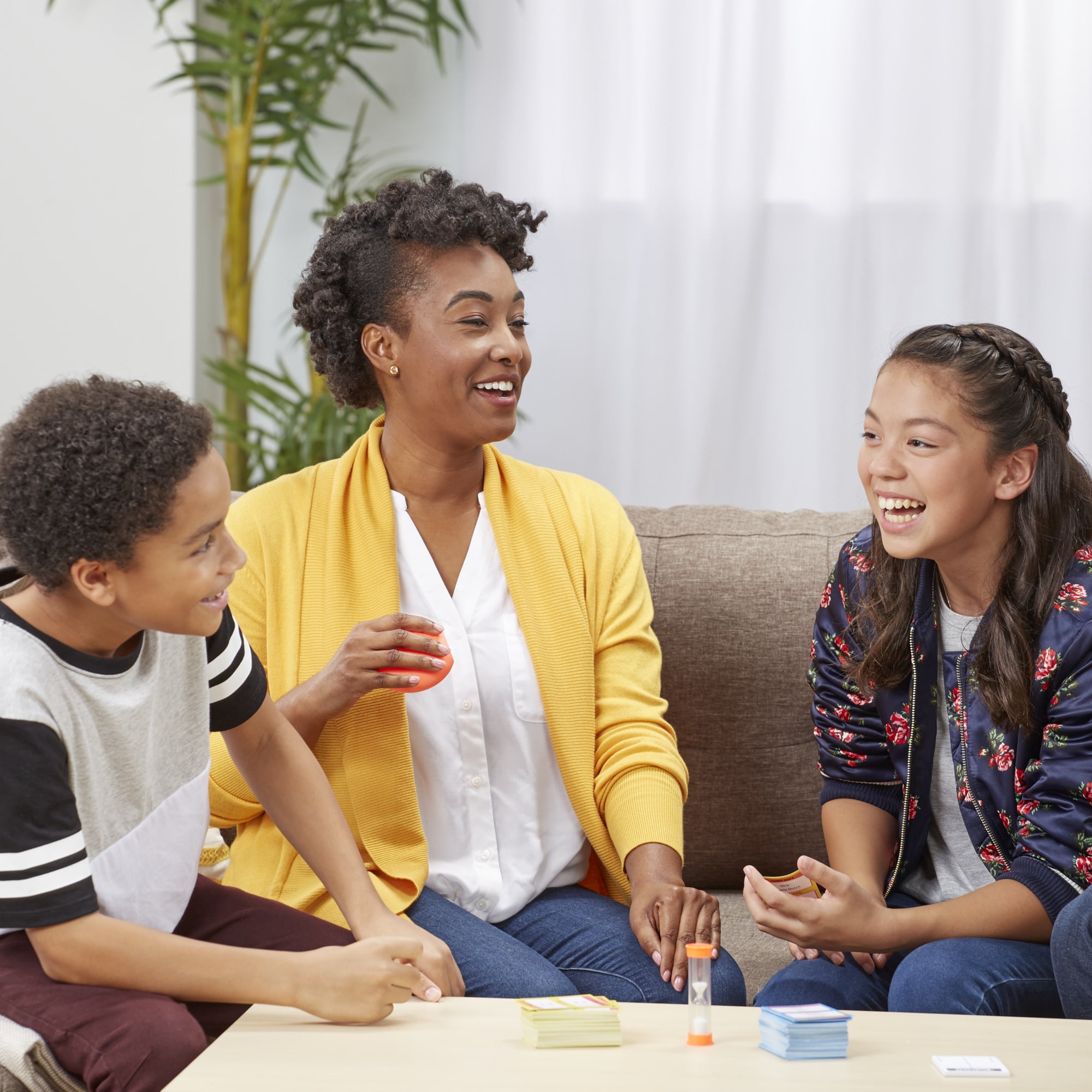 Taboo enfants contre parents. Le jeu familial de plaisir.