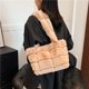 thumbnail image 4 of Bolso Esponjoso Lindo Nube Con Clip Felpa Suave Y Cruzado Un Hombro para Mujer (Caqui), 4 of 9