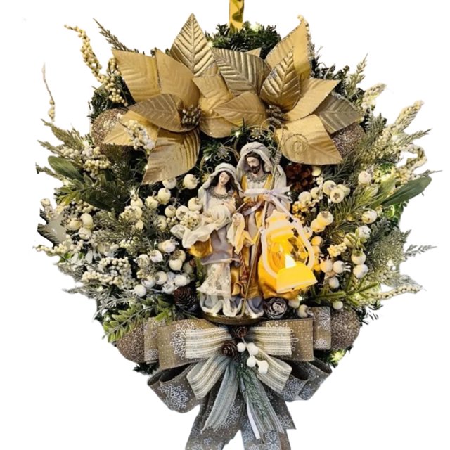 corona de la sagrada familia, belén, corona navideña con piñas artificiales, corona religiosa de invierno para puerta de entrada con figura de jesús para interior y exterior Vista frontal centrada de una corona dorada de 30 cm con figura de la Sagrada Familia en resina en el centro; guirnalda preiluminada a pilas con piñas artificiales, bayas blancas, ramas de abeto y agujas de pino, poinsettias doradas en la parte superior y lazo texturizado en la base. Apta para puerta, pared o interior; también adecuada como centro decorativo o pequeño altar.