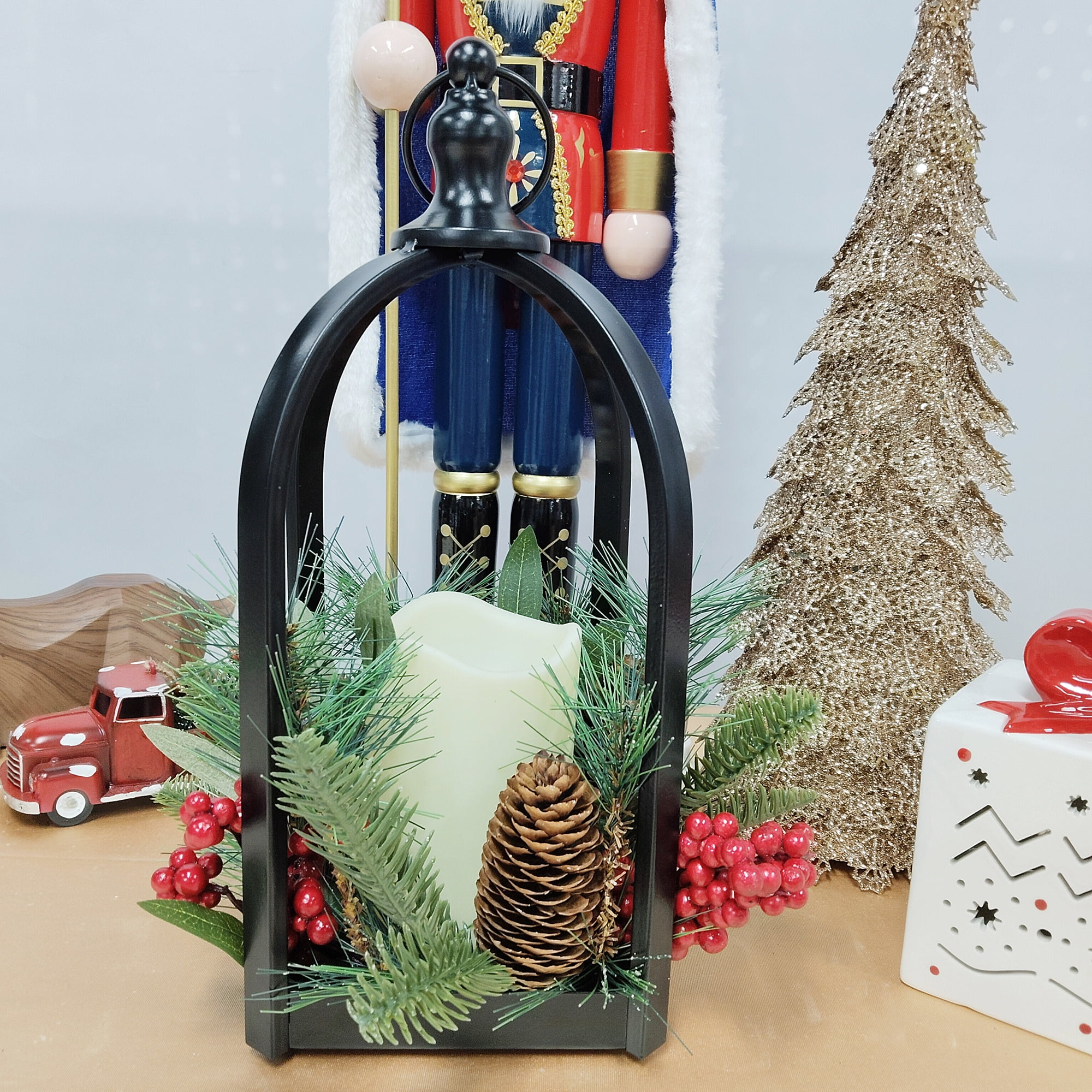 Lanterne noire en métal Holiday Time avec verdure et baies rouges