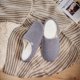 thumbnail image 4 of Zapatillas para hombre y mujer, mocasines suaves y acogedores, de espuma viscoelástica, ligeras, de forro polar, antideslizantes, cálidas y cómodas, de felpa, para interiores, 4 of 9
