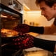 thumbnail image 4 of Aparatos de cocina, un par de guantes de horno resistentes al calor, guantes para hornos y microondas, y guantes protectores resistentes a altas temperaturas para manipular ollas y sartenes calientes,, 4 of 6
