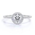 thumbnail image 1 of JeenMata Anillo de Compromiso de 1 Quilate con Corte Redondo y Halo Pavé en Baño de Oro Blanco de 18 K sobre Plata, 1 of 5