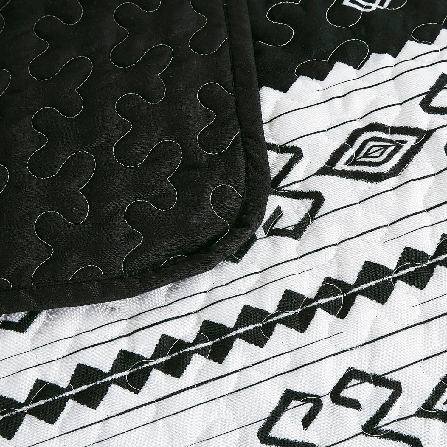 Chezmoi Collection Indie 3-Piece Southwestern Quilt Set, Black White Geometric Symbols Printed Microfiber Lightweight Quilted Bedspread Set, Queen