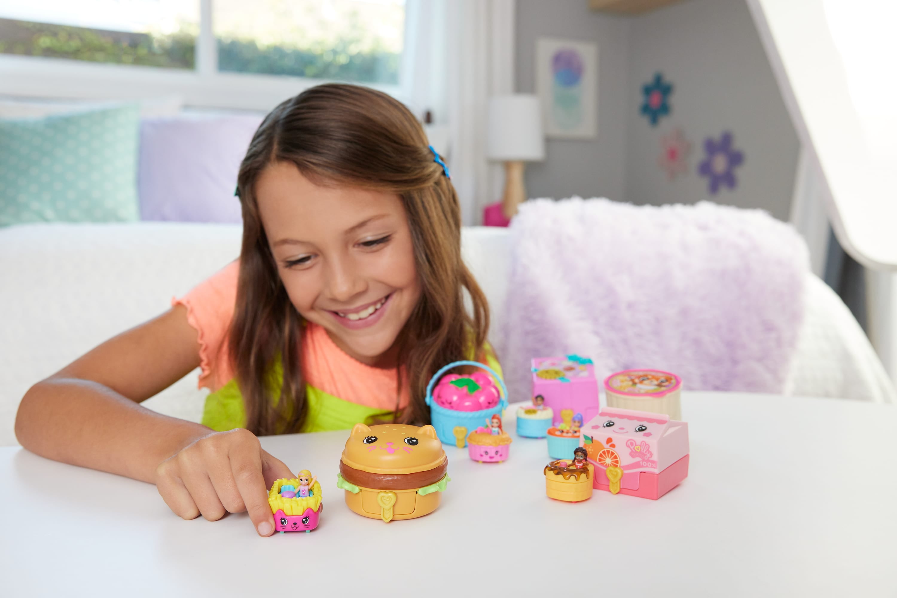 Polly Pocket Tiny Take Out Reveal Assortment, Micro Dolls & Compacts with Toy Cars, Food Theme Vehicle Collection, Ages 4Y+