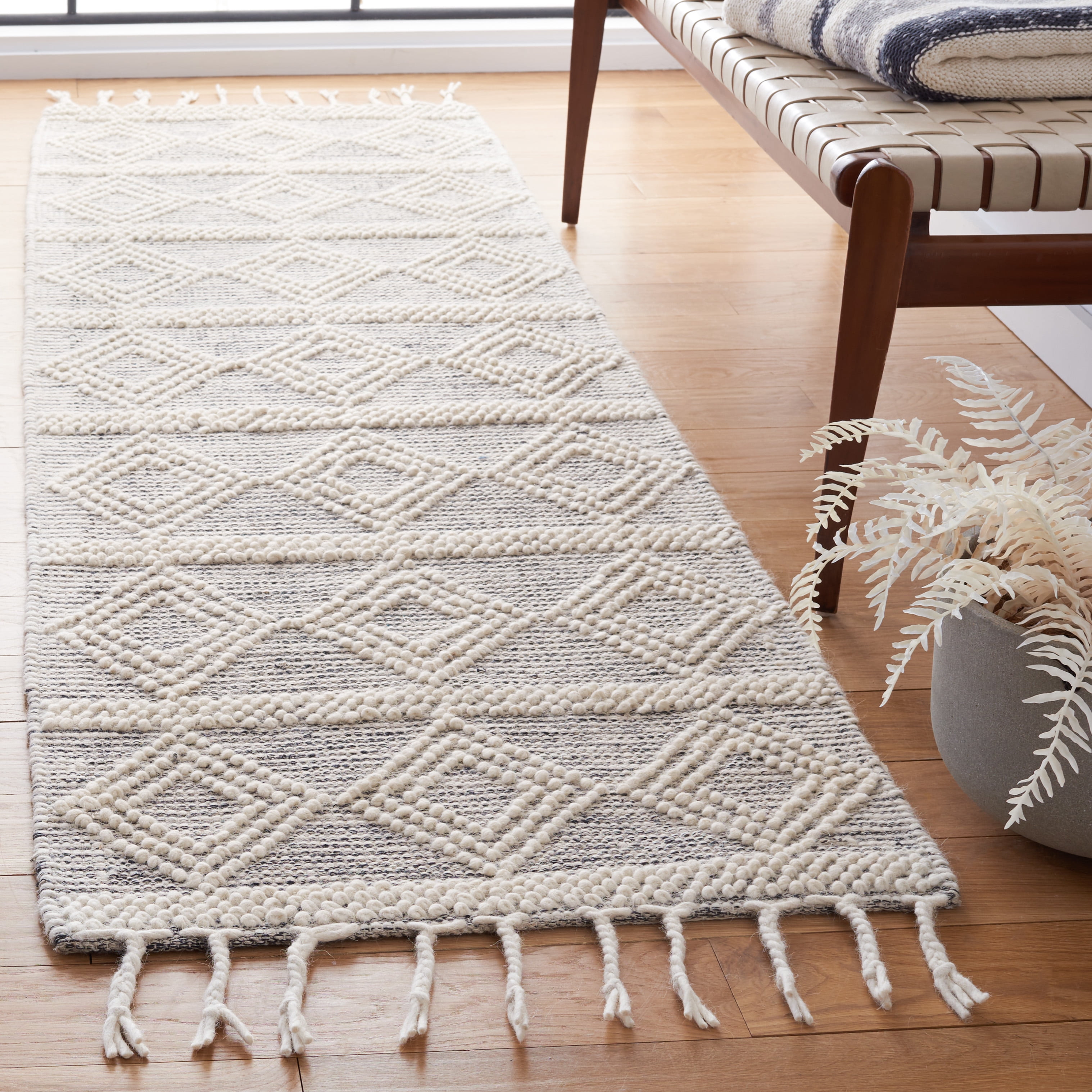 SAFAVIEH Natura Alondra Southwestern Wool Runner Rug, Ivory/Black, 2'3" x 8'
