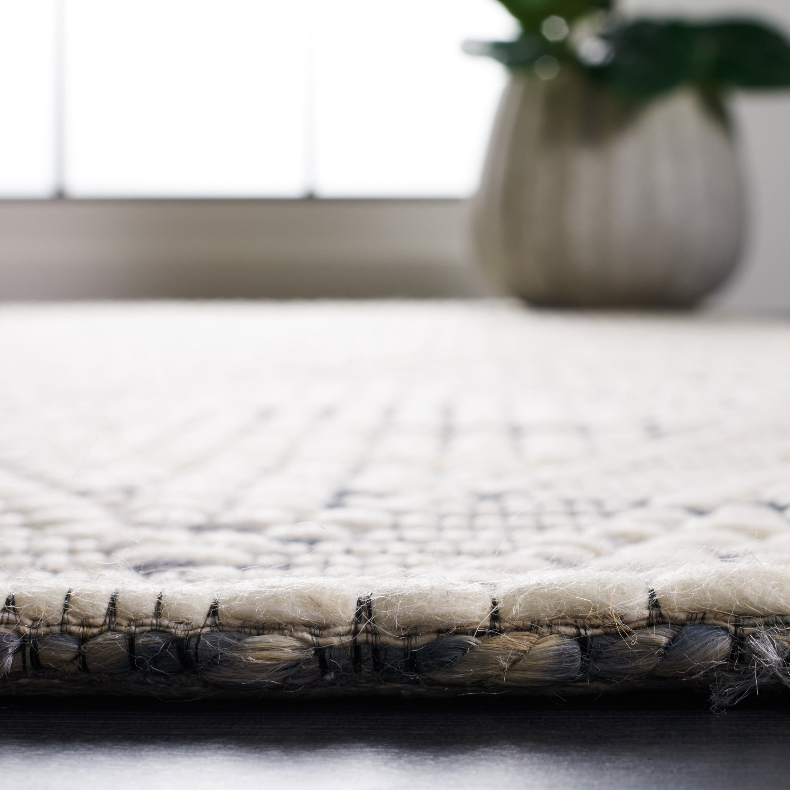 SAFAVIEH Marbella Zelma Diamond Area Rug, Ivory/Blue, 5' x 8'