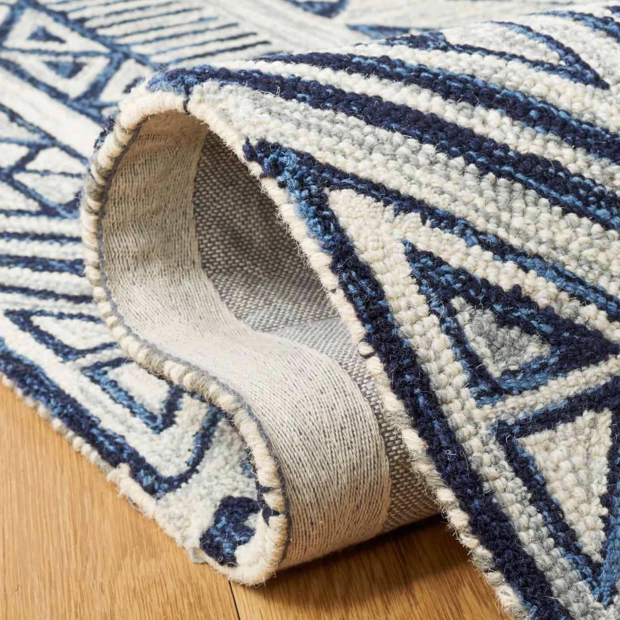 SAFAVIEH Metro Andrew Diamond Area Rug, Blue/Ivory, 4' x 6'