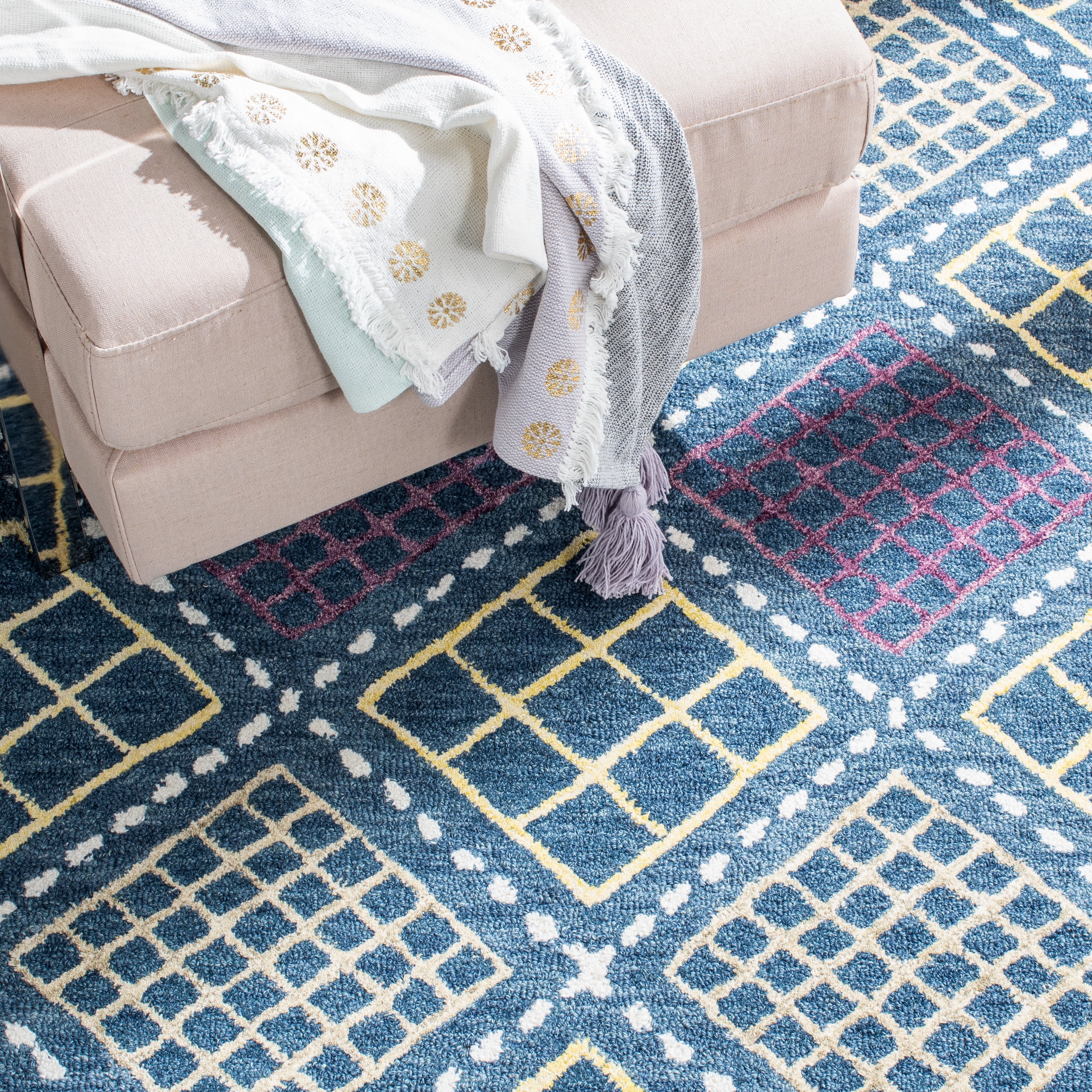 SAFAVIEH Metro Kaylee Geometric Area Rug, Blue/Yellow, 6' x 6' Round