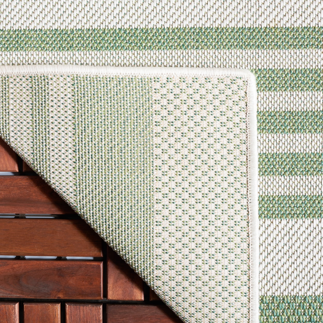 SAFAVIEH Machine Washable Rug Indoor/Outdoor Bermuda Collection - Bermuda Valentina Striped Indoor/Outdoor Area Rug, Green/Ivory, 6'7" x 6'7" Round