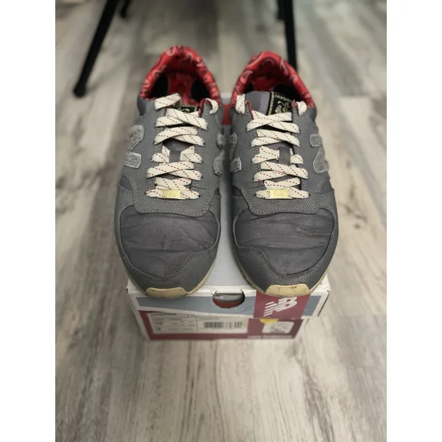 NEW BALANCE 420 x HERSCHEL SUPPLY CO GREY RED BANDANNA MENS SIZE 10