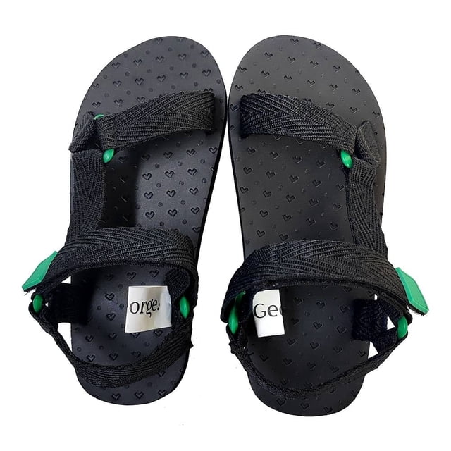 sandalias george talla 23 negro sandalia infantil negra talla 23 con dos correas de tela ajustables y broches verdes de cierre fácil, suela plana con textura de corazones y acabado antideslizante y plantilla acolchada; vista cenital sobre fondo blanco; también adecuada para uso diario y paseos.