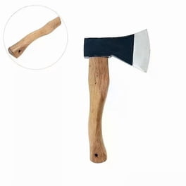 Scie à panneau à lame dentée et hache à poignée en bois comme outil de coupe de bois composition