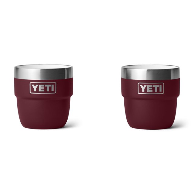 taza yeti rambler de acero inoxidable con aislamiento al vacío de 120 ml, paquete de 2 Paquete de dos tazas YETI Rambler de 120 ml (4 oz) color burdeos con borde de acero inoxidable pulido y logo YETI frontal; silueta corta y apilable para espresso y uso en cafeteras, interior con forro de cerámica DuraSip visible en el labio, fondo blanco.