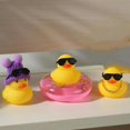 thumbnail image 2 of 3 piezas de decoración de pato de coche de goma amarilla pequeña con sombreros de cadena de oro y gafas de sol de Donut para escritorio de oficina y dormitorio Feliz Sencillez, 2 of 2