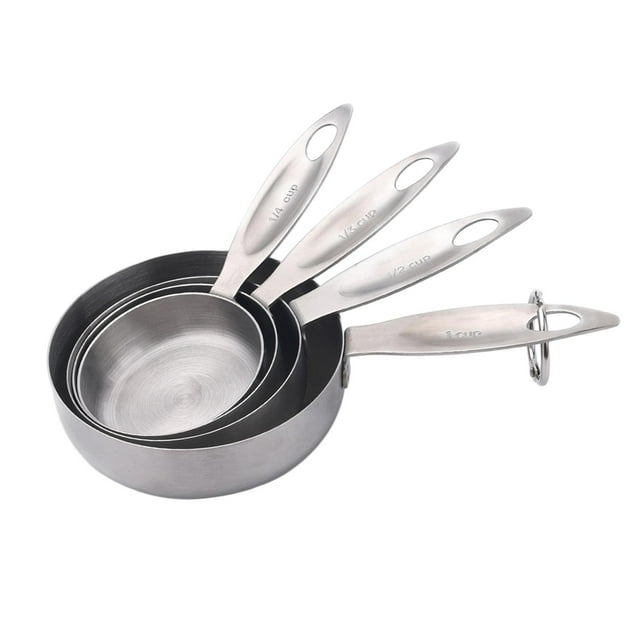 tazas medidoras de acero inoxidable soledad 4 uds 1/4 1/3 1/2 1 taza juego de cuatro tazas apilables en acero inoxidable plateado con asas planas perforadas y medidas grabadas, sujetas por un anillo metálico; adecuadas para medir líquidos y secos en cocina y repostería y a menudo usadas para porcionar ingredientes pequeños.