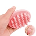 thumbnail image 4 of Cepillo masajeador de cuero cabelludo de silicona rosa para una estimulación suave y una eliminación profunda de la caspa en la ducha., 4 of 5