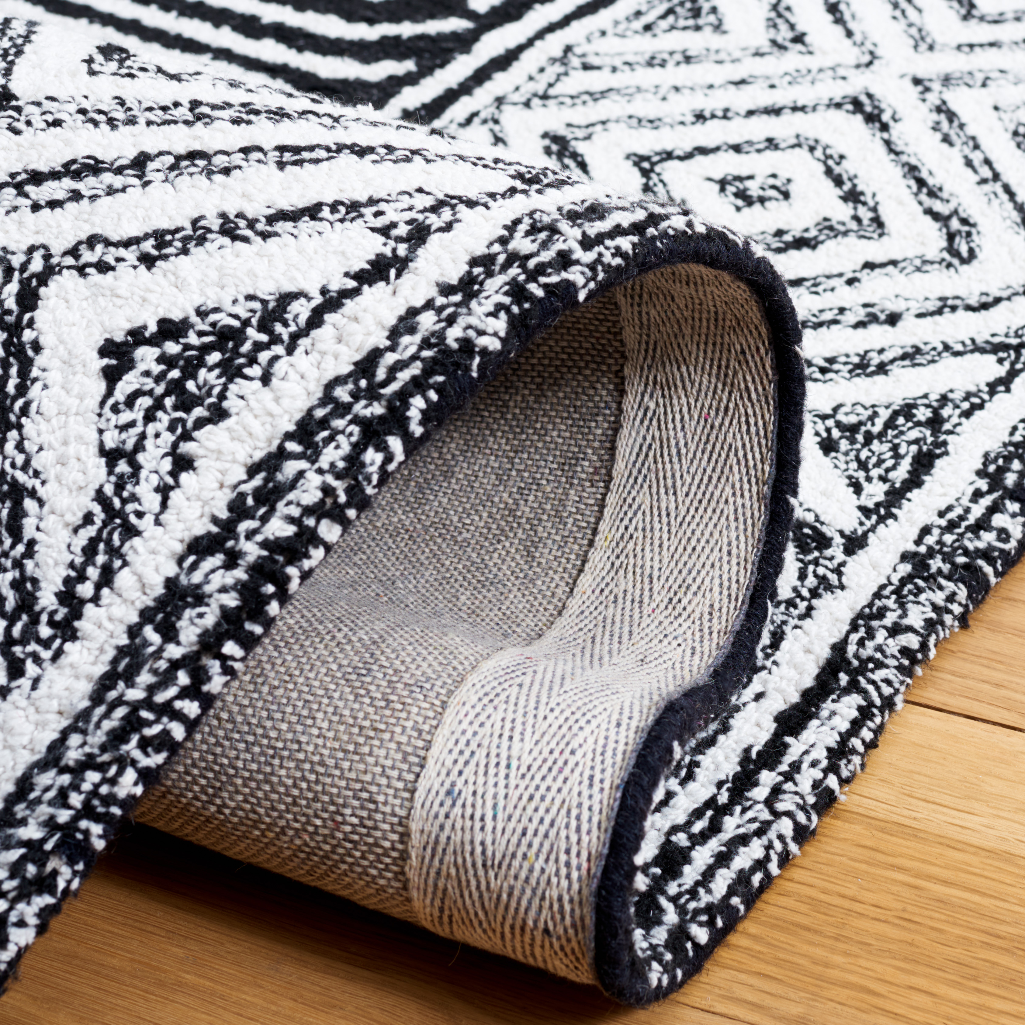 SAFAVIEH Capri Lucina Southwestern Area Rug, Ivory/Black, 5' x 8'