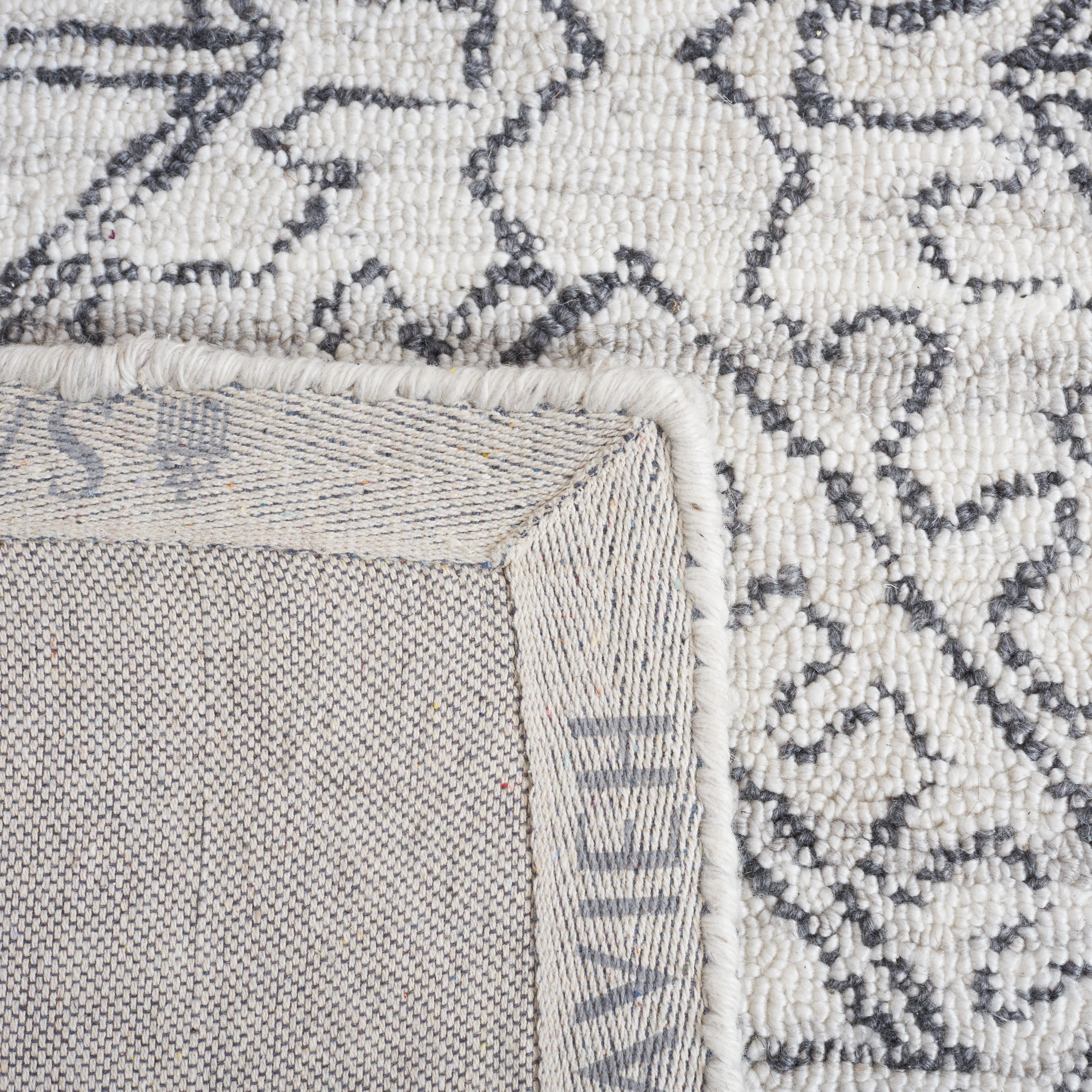 SAFAVIEH Casablanca Finnian Diamond Area Rug, Ivory/Black, 5' x 8'