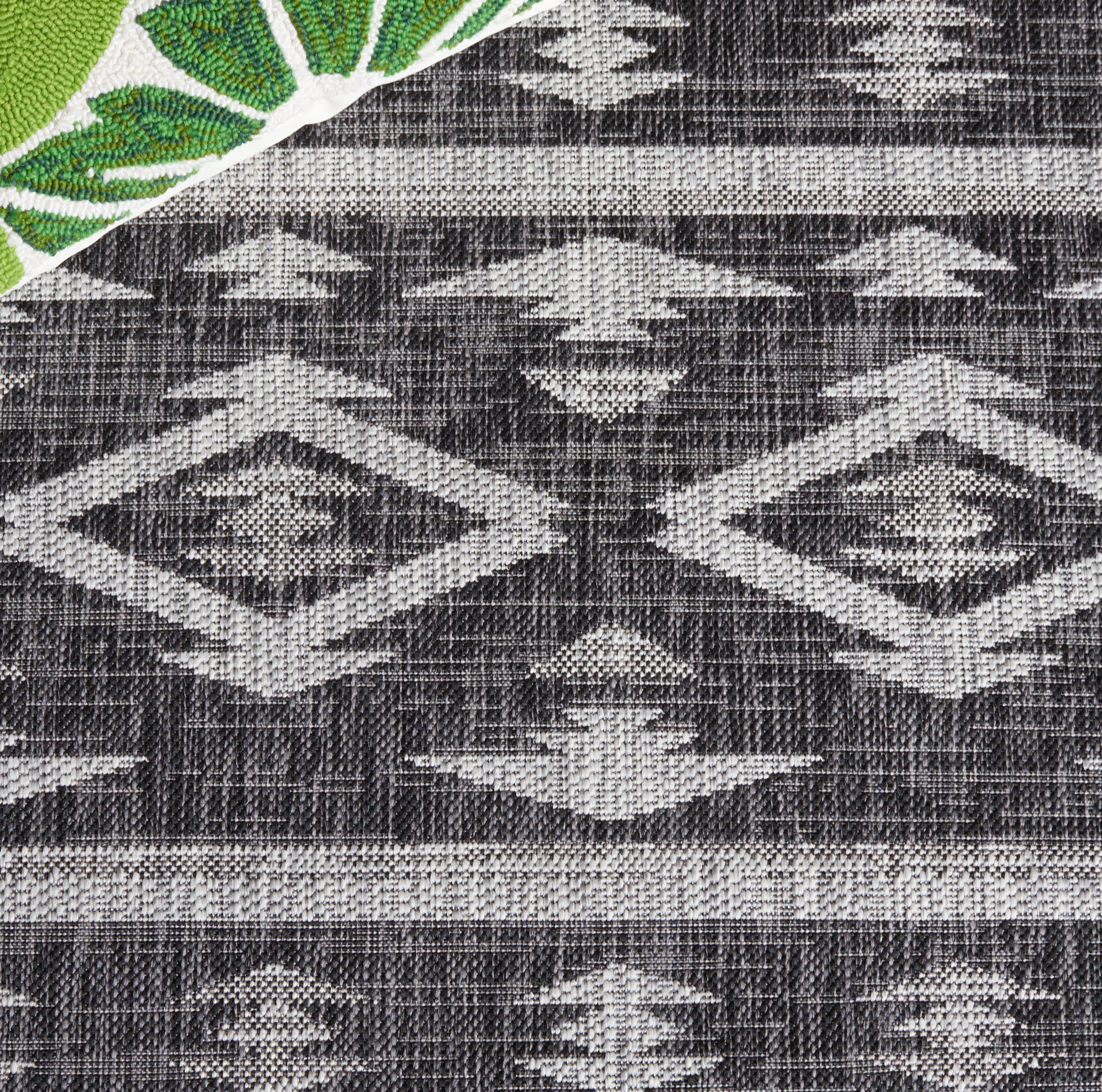 SAFAVIEH Courtyard April Geometric Indoor/Outdoor Area Rug, Black/Grey, 5'3" x 7'7"