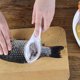 thumbnail image 4 of Quitaescamas de pescado con tapa - Diseño ergonómico del mango para escamas rápidas y limpias y fácil recogida de escamas, 4 of 9