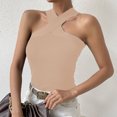 thumbnail image 3 of Top de punto ajustado con hombros descubiertos y escote halter sin mangas para citas, oficina y compras en color albaricoque, 3 of 5
