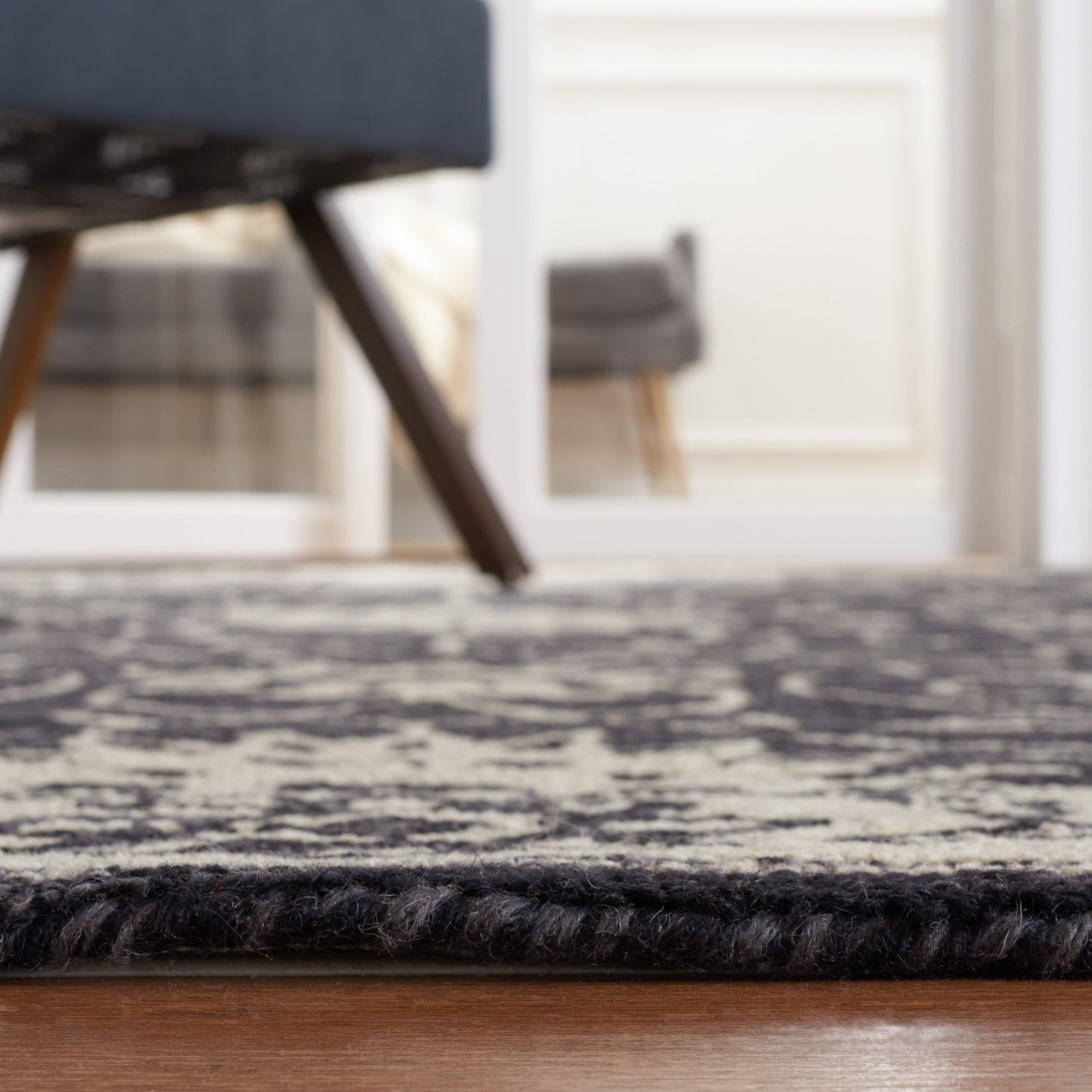 SAFAVIEH Jardin Wilson Floral Wool Area Rug, Black/Ivory, 5' x 8'