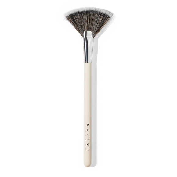 HALEYS Fan Brush VEGAN+CRUELTY-FREE Madera sostenible Cerdas veganas para acabado con aerógrafo Para aplicación de iluminador Sin rayas Difusión perfecta Desenfoca Suaviza con control