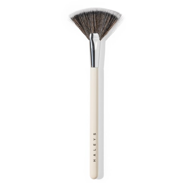 HALEYS Fan Brush VEGAN+CRUELTY-FREE Madera sostenible Cerdas veganas para acabado con aerógrafo Para aplicación de iluminador Sin rayas Difusión perfecta Desenfoca Suaviza con control