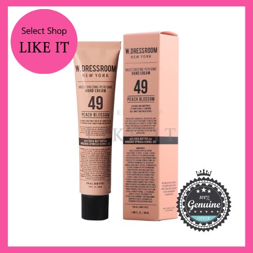 w.dressroom crema de manos hidratante 50ml (flor de melocotón) | envío desde corea belleza de — Tubo y caja frontales color durazno etiquetados '49 Peach Blossom', tubo de 50 ml con tapa negra y texto de producto impreso, diseño vertical sobre fondo blanco con marco rosa. Ingredientes destacados en la ficha: madecassoside, ceramida, mantequilla de karité y aceite de argán; tamaño compacto, a menudo usado como crema de viaje.