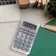 thumbnail image 4 of Calculadoras básicas estándar de oficina y papelería Mini calculadora digital de escritorio con pantalla LCD de 8 dígitos - Calculadora de bolsillo para el hogar, la escuela y los niños Una calculador, 4 of 7
