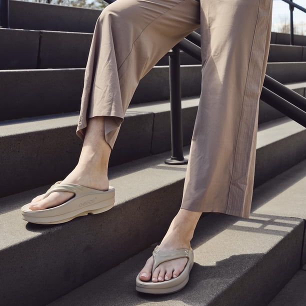 Sandalia Recovery OOFOS Omega OoLaLa Nomad para mujer, talla 7