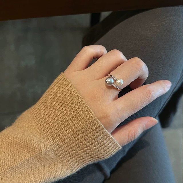 Nuevo anillo de perlas de dos colores para mujer, nicho de lujo, luz de lujo, apertura ajustable, joyería de mano, personalidad retro, anillo de moda