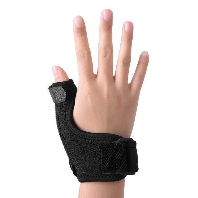 férula para el pulgar de la muñeca, férula para el pulgar de la muñeca, 2 tipos de férula para el pulgar, muñequera ajustable, protector para el pulgar, tendinitis, pulgar — Mano derecha vista frontal con pulgar inmovilizado; férula negra de neopreno con placa de aleación de aluminio interna, tres correas ajustables de velcro y hebilla deslizante, doble fijación en muñeca y base del pulgar, fondo blanco. Suele usarse también como soporte ligero post-actividad.