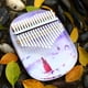 thumbnail image 1 of Piano de pulgar portátil de 17 tonos de cristal transparente con forma de conejo y oso, fácil de transportar, 1 of 4