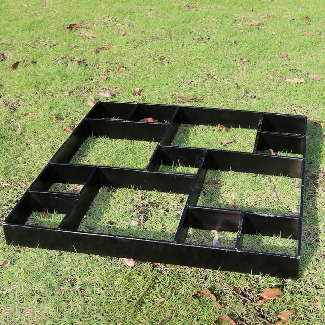 molde de pavimentación molde para pavimento de jardín tipo A 40x40cm, molde DIY negro de plástico y resina PP visto frontal sobre césped, cuadrícula con secciones rectangulares y cuadradas para verter cemento y formar ladrillos o losas; a menudo se usa para crear senderos pequeños en jardines.